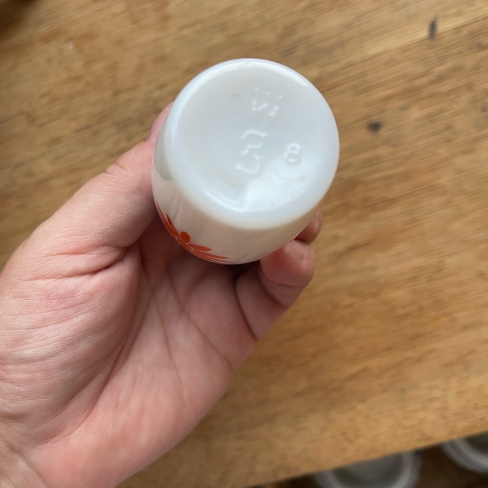 🍄SOLD🍄 Vintage milk glass Salt and Pepper Shakers - Picture 2 of 3